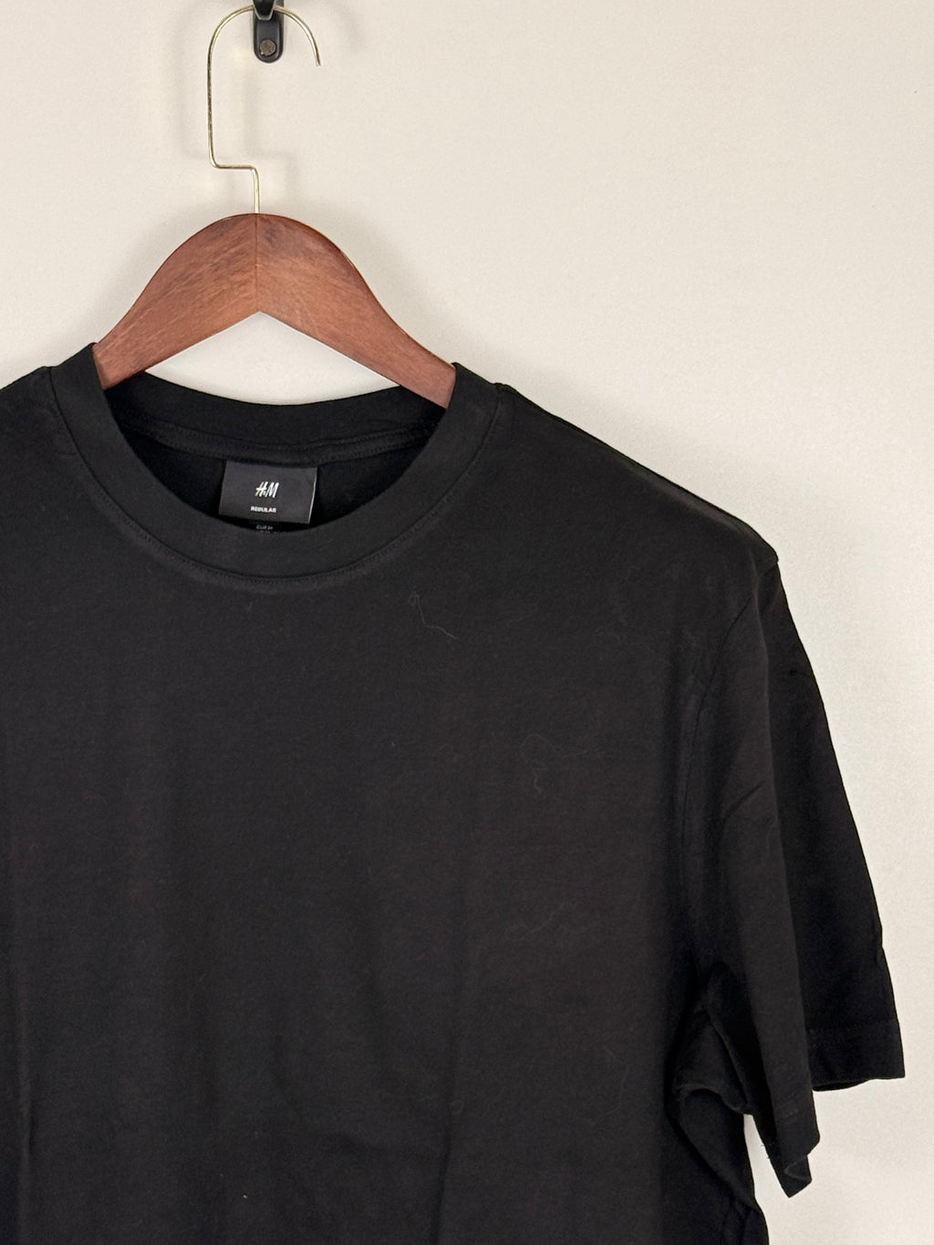 H&M Essential Black T-Shirt | C:44 L:27