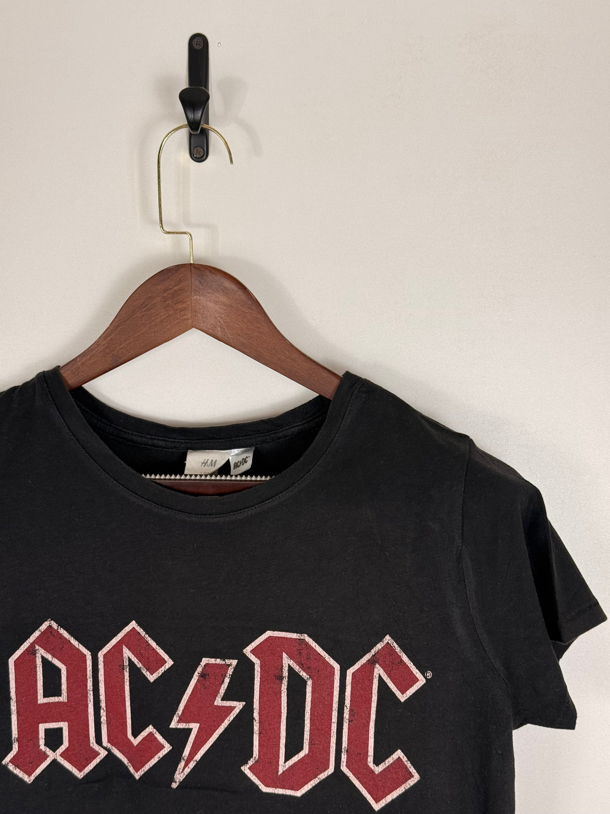 H&M AC/DC Graphic Tee | C:38 L:24