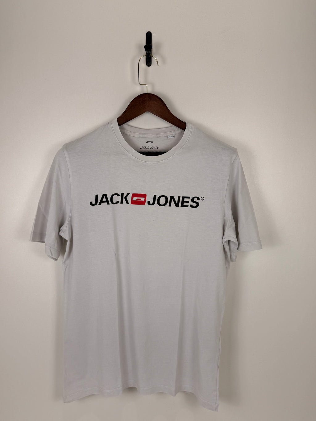Jack & Jones Essential Logo Tee | C:42 L:27