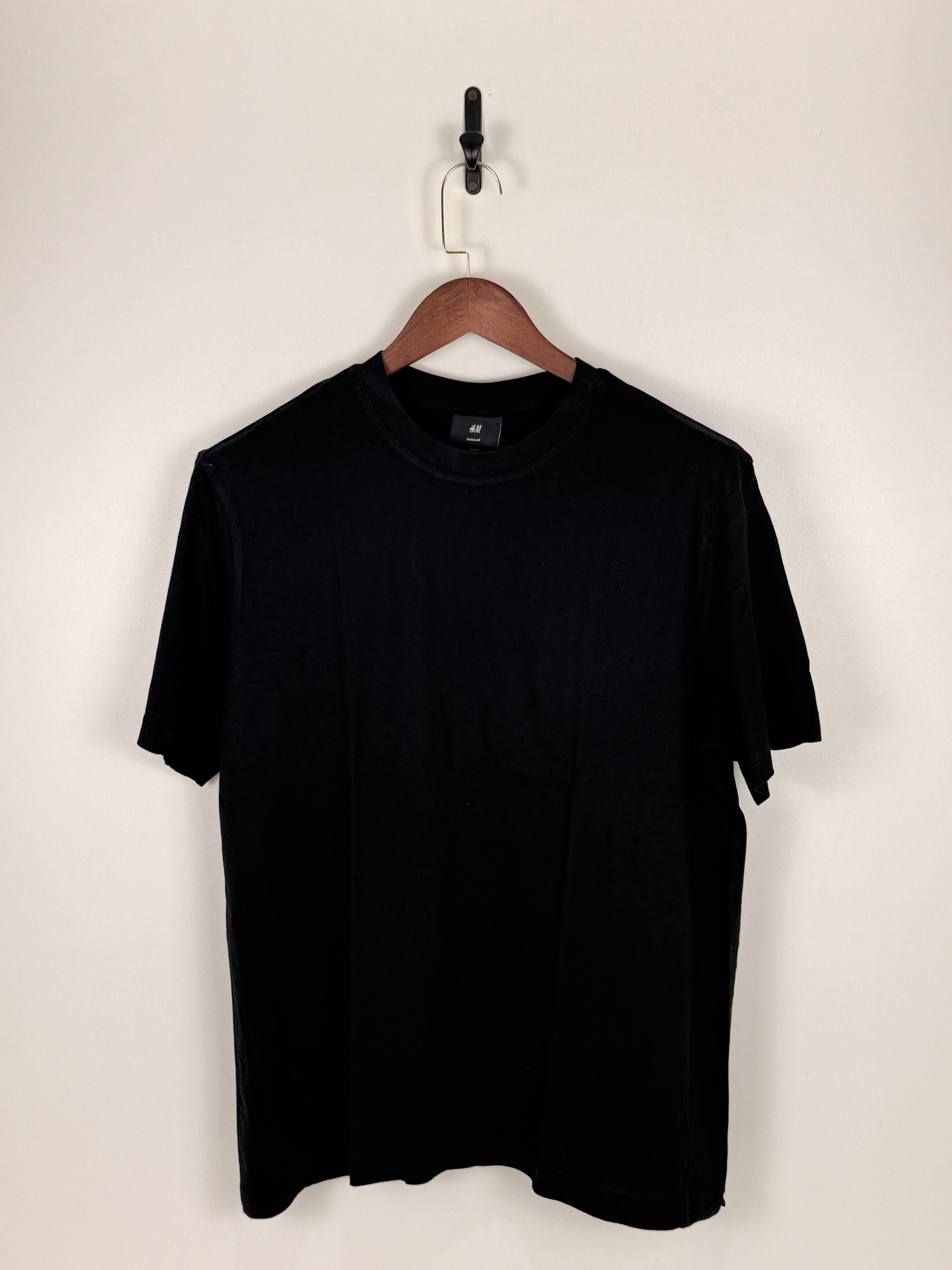 H&M Essential Black T-Shirt | C:44 L:27