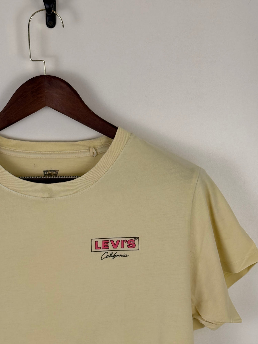 Levi’s California Logo Crop Tee | C:40 L:21