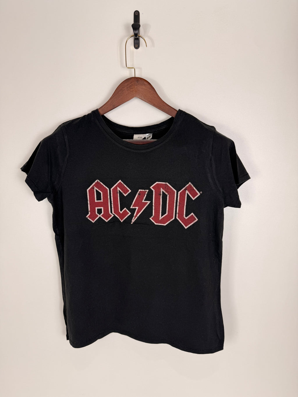 H&M AC/DC Graphic Tee | C:38 L:24