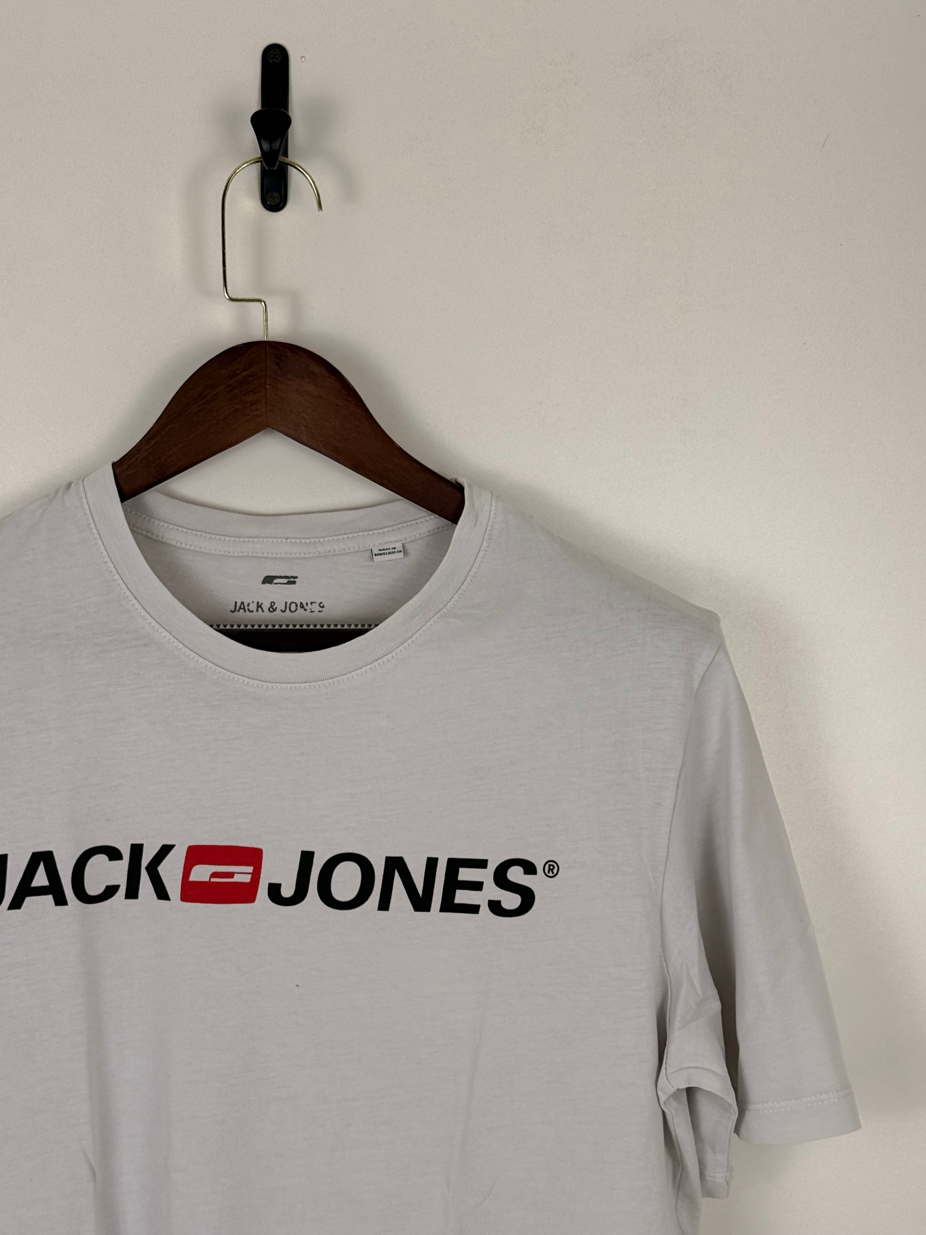 Jack & Jones Essential Logo Tee | C:42 L:27